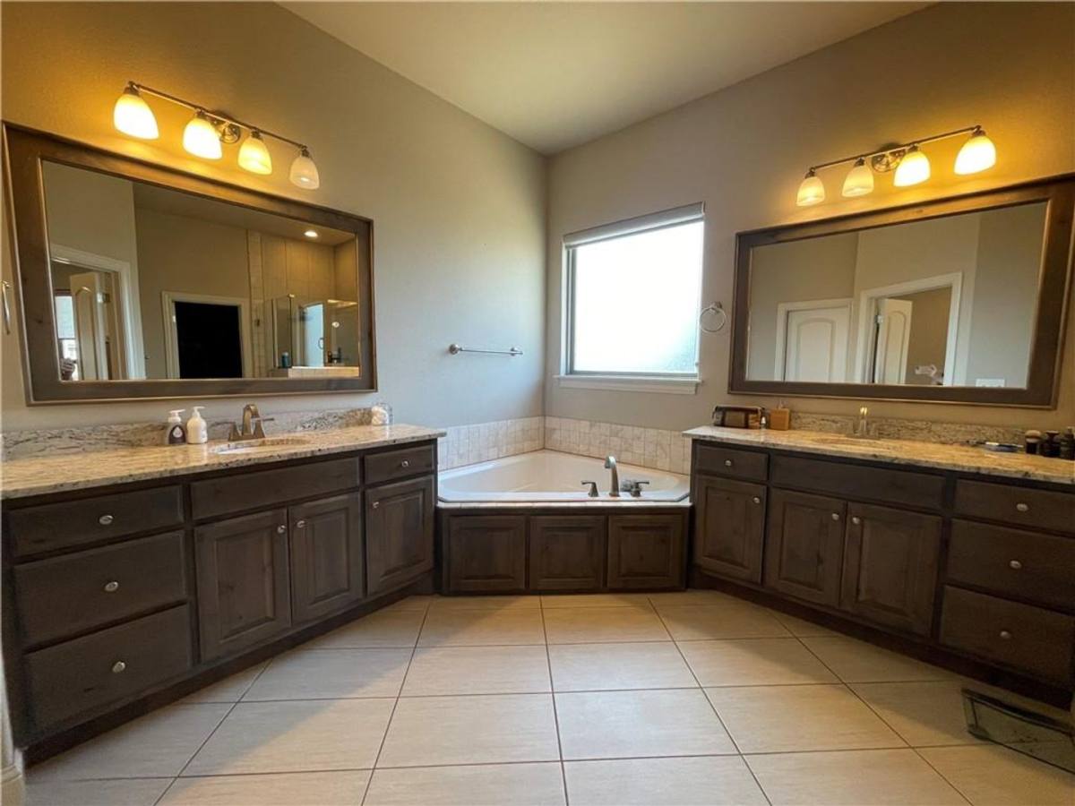 House for rent at 1404 SW Madison St, Bella Vista, AR 72715