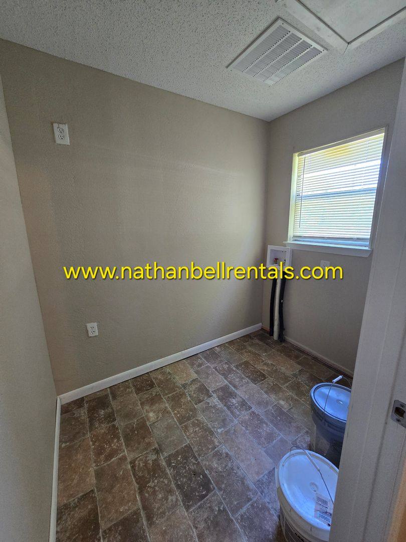 House for rent at 1480 10th St NE, Paris, TX 75460