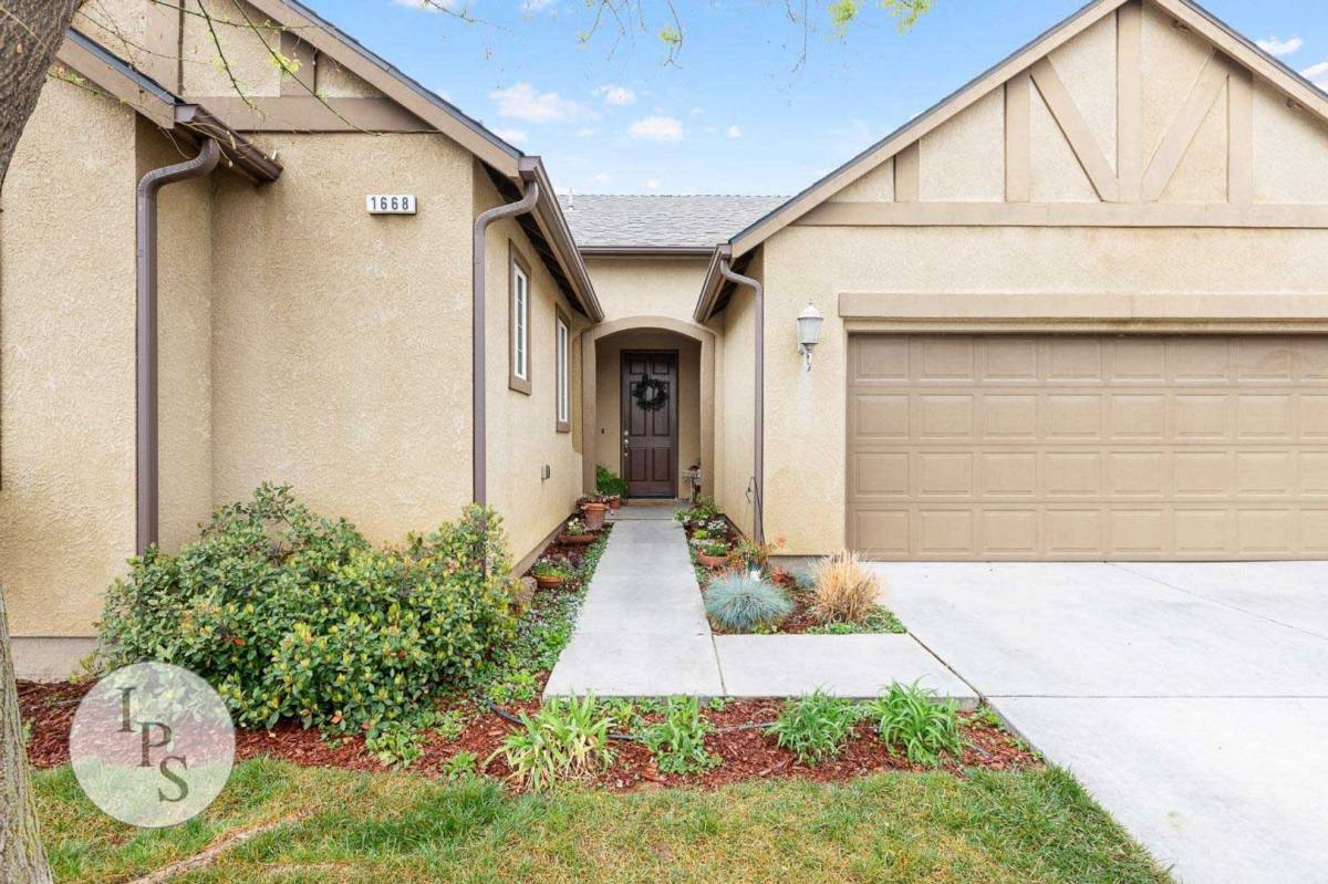 House for rent at 1668 N McPherson Lane, Clovis, CA 93619
