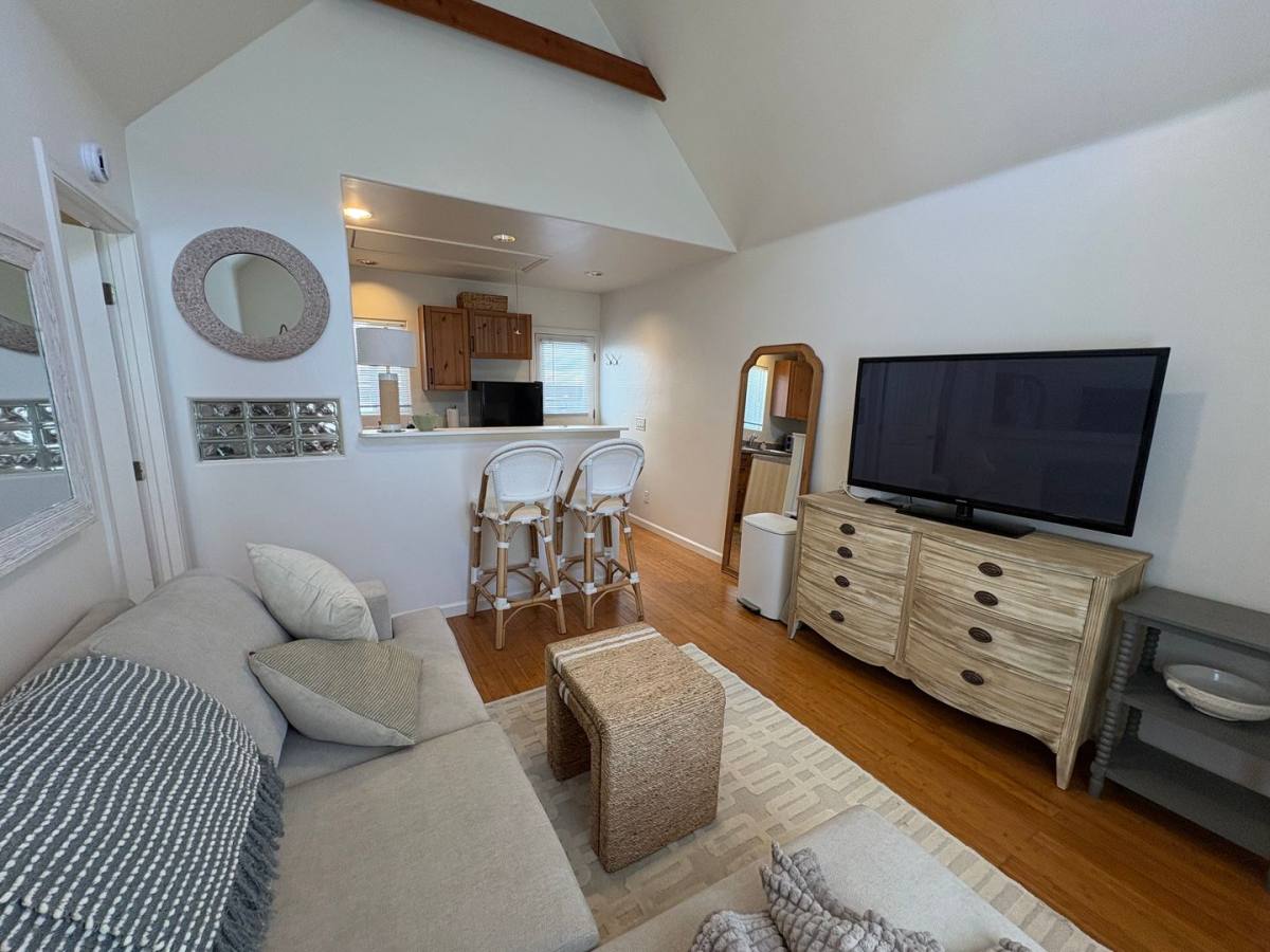 Apartment for rent at 215-221 Lolita St, Encinitas, CA 92024