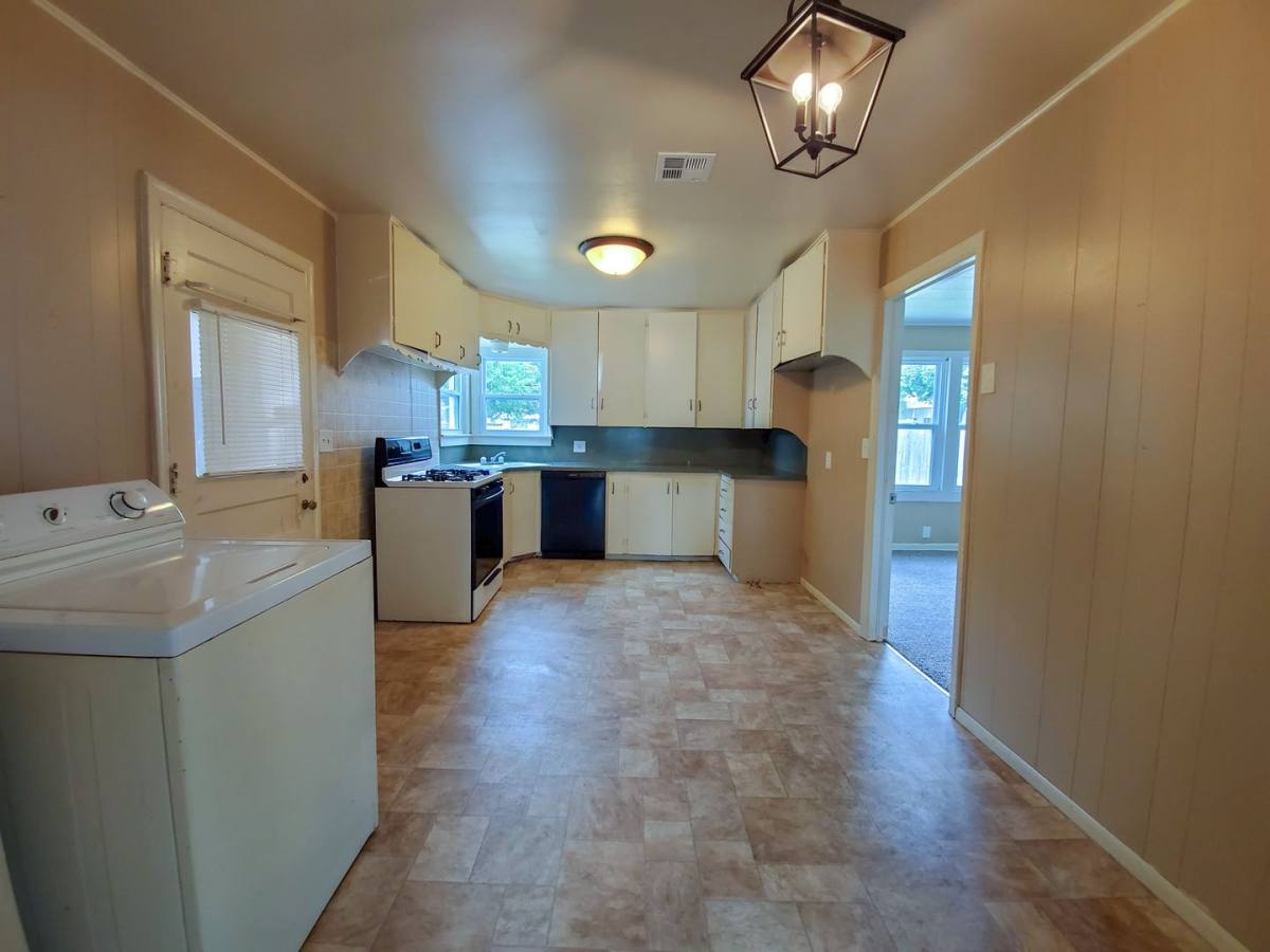 House for rent at 118 W Franklin St, Shawnee, OK 74804