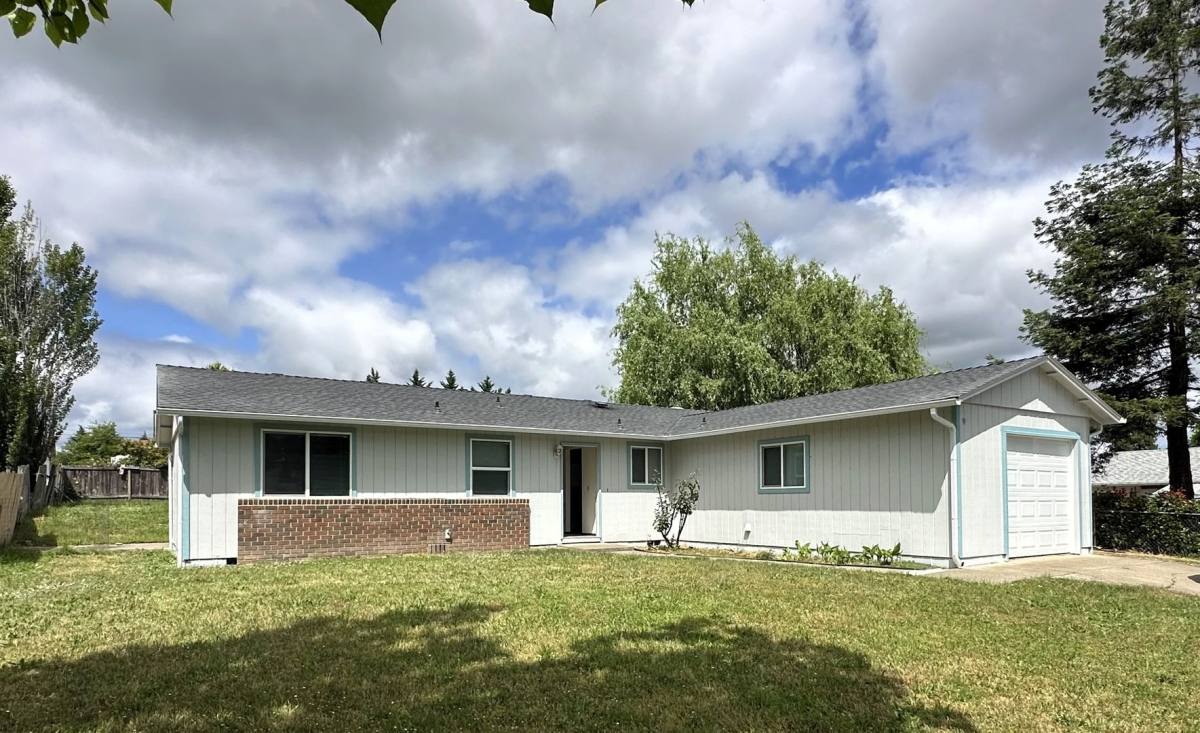 House for rent at 257 Kermanshah St, Roseburg, OR 97471