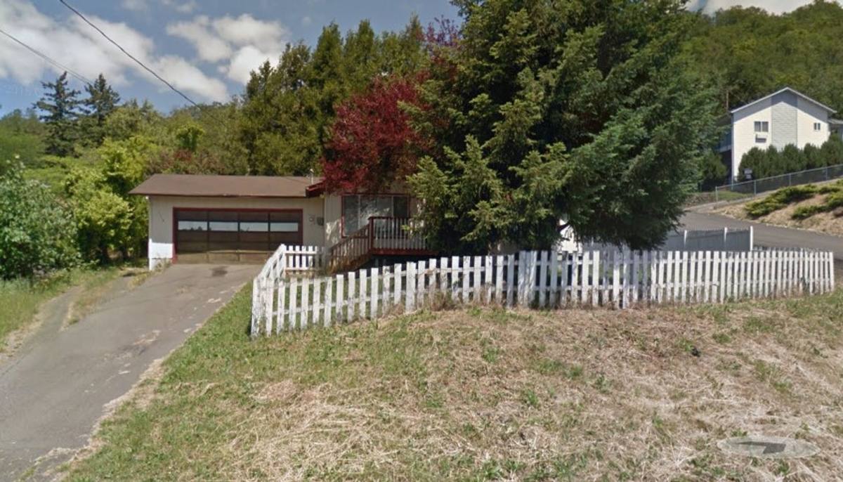 House for rent at 1113 NE Grandview Dr, Roseburg, OR 97470