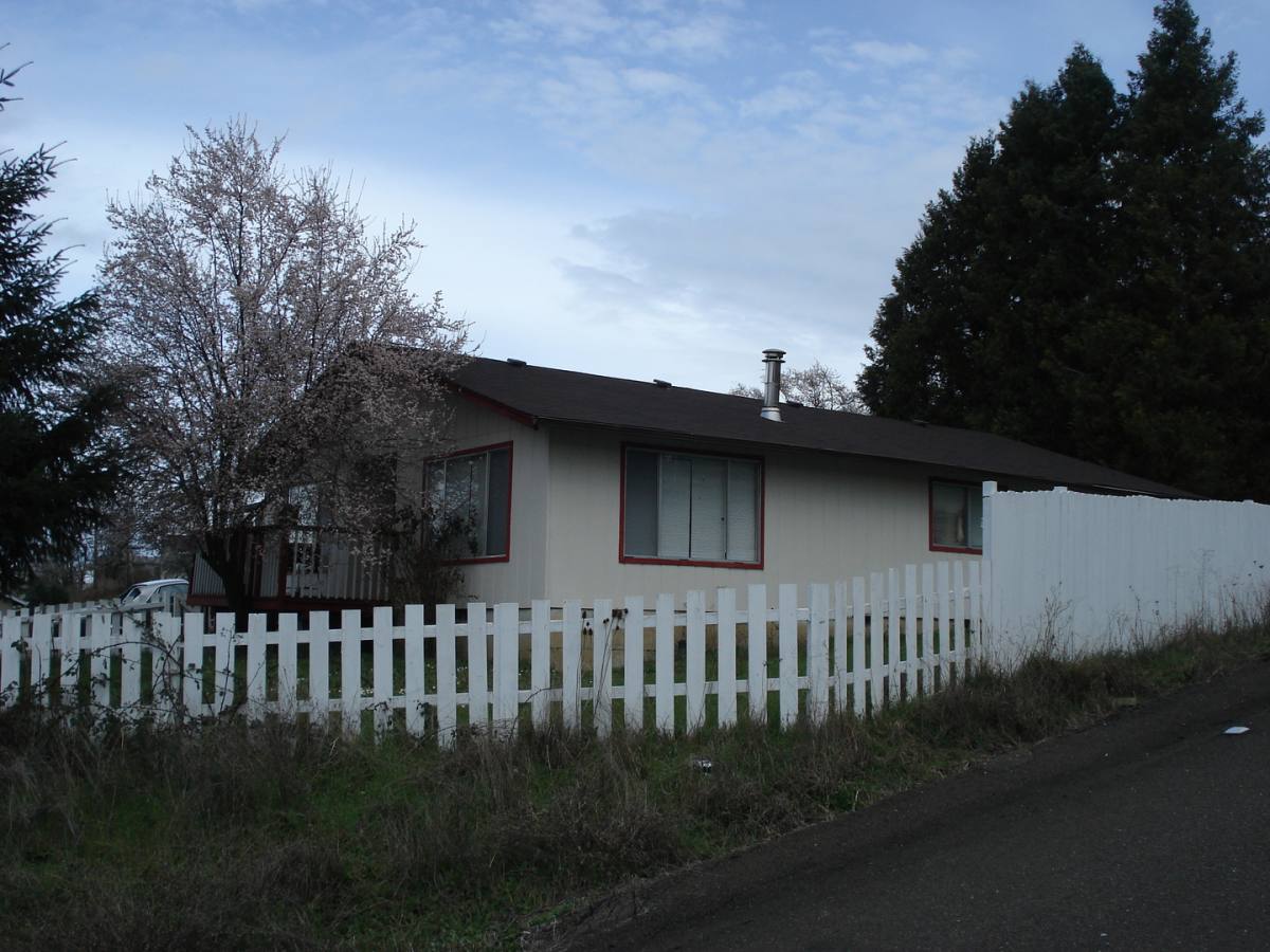 House for rent at 1113 NE Grandview Dr, Roseburg, OR 97470