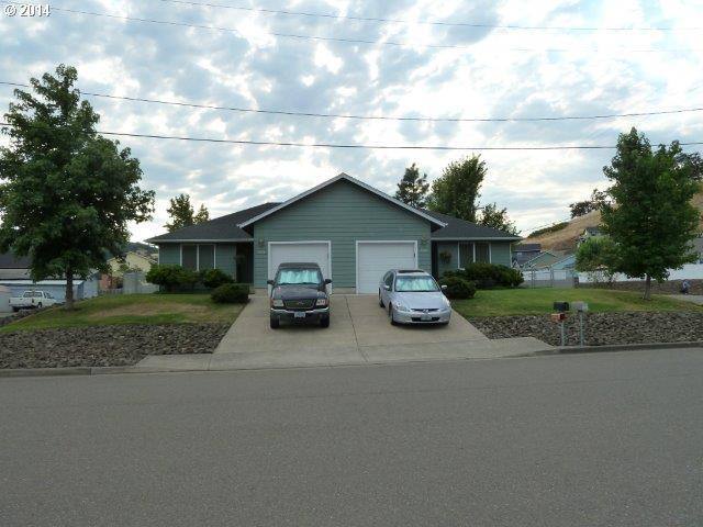 Apartment for rent at 3696 & 3698 Joe Ave, Roseburg, OR 97471