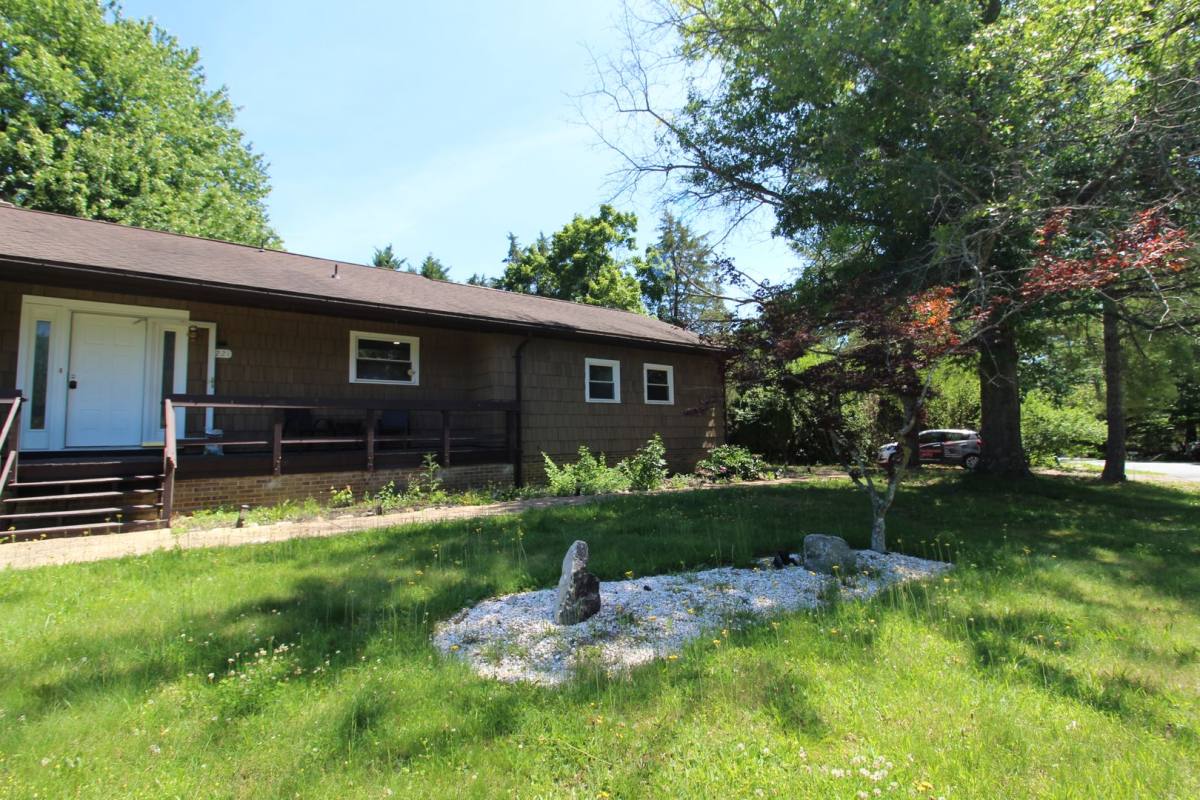 House for rent at 221 Alleghany Dr, McGaheysville, VA 22840