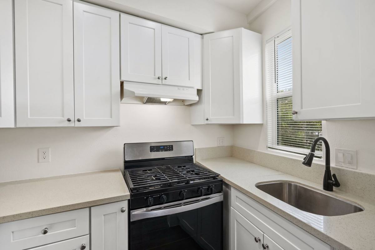 Apartment for rent at 5905 Whitnall Highway, North Hollywood, CA 91601