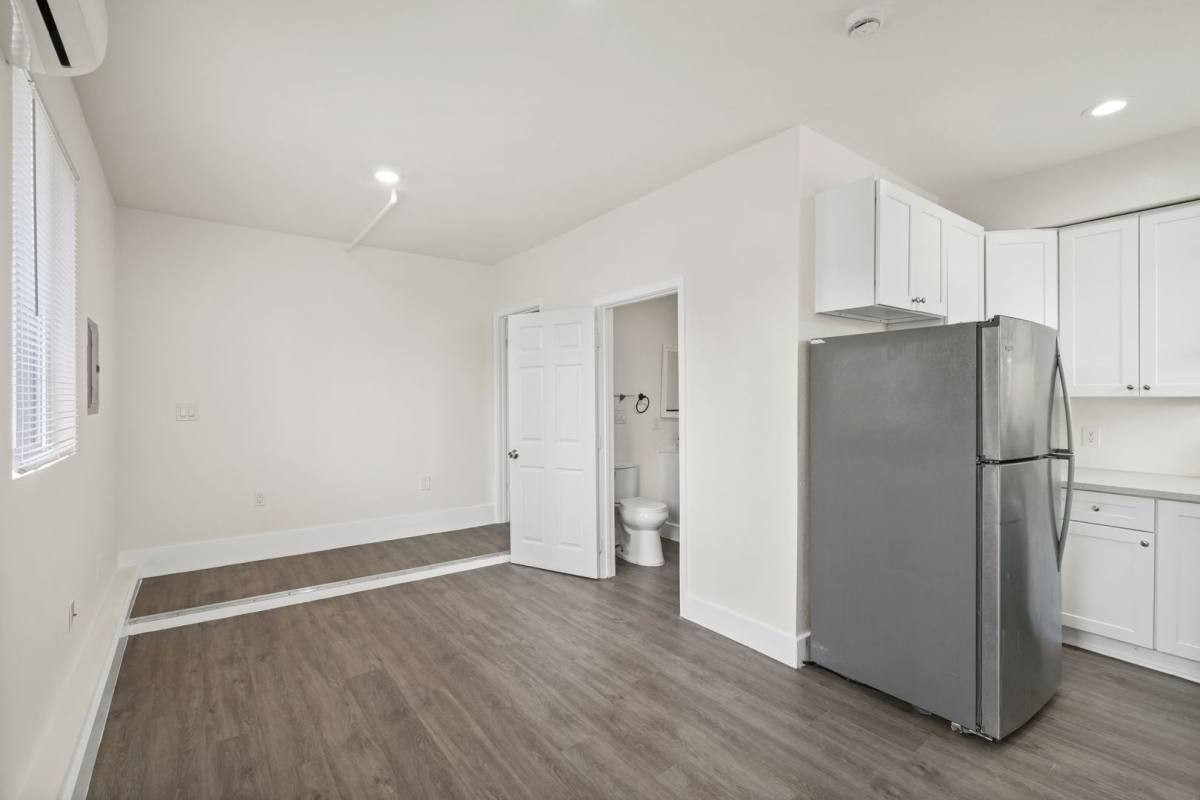 Apartment for rent at 5905 Whitnall Highway, North Hollywood, CA 91601