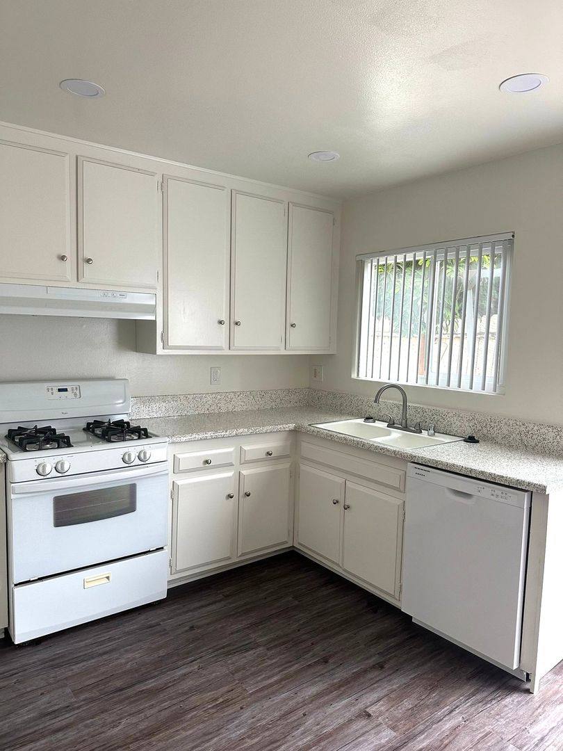 Apartment for rent at 140 Yorba St, Tustin, CA 92780