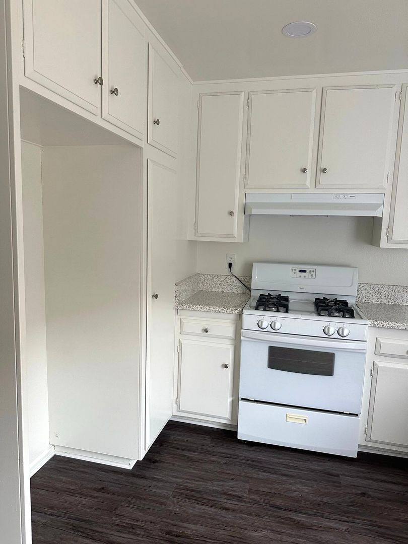 Apartment for rent at 140 Yorba St, Tustin, CA 92780