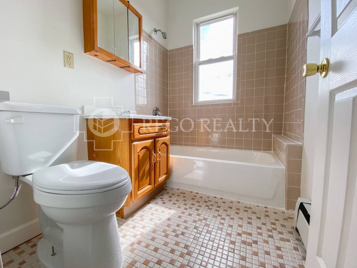 Apartment for rent at 277 Buckingham St, Hartford, CT 06106