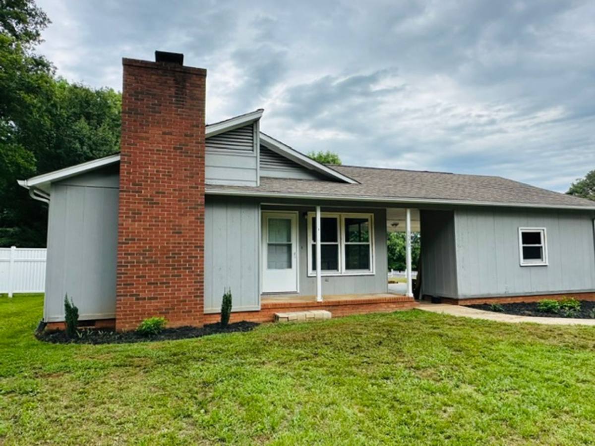 House for rent at 1570 Tanglewood Dr, Hickory, NC 28601