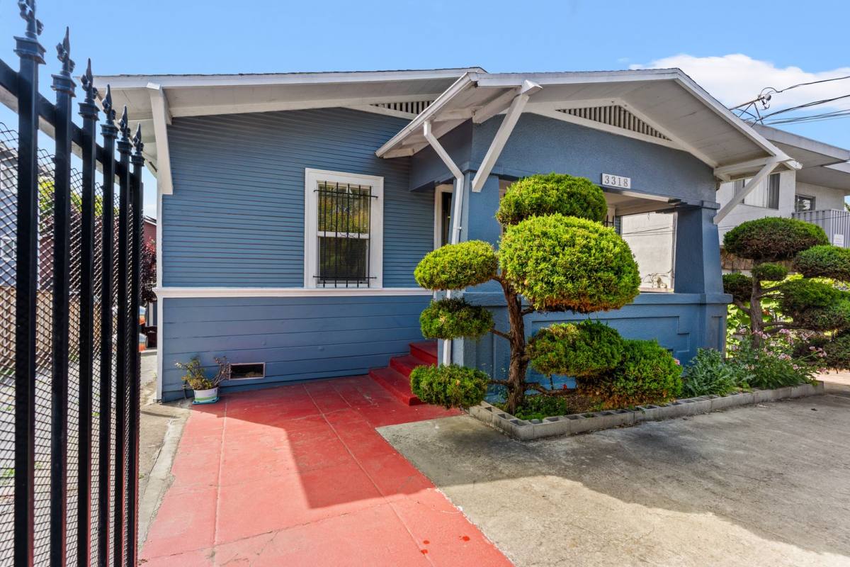 Townhouse for rent at 3318 Maple Ave, Oakland, CA 94602