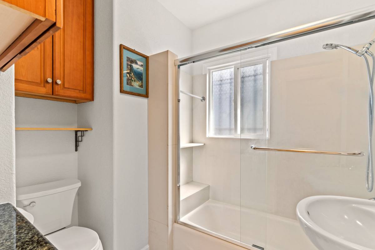 Townhouse for rent at 3318 Maple Ave, Oakland, CA 94602