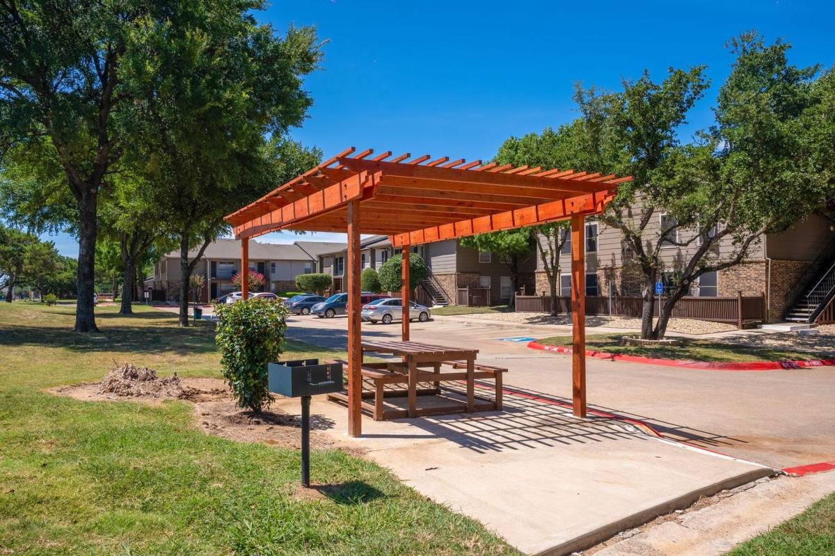 Apartment for rent at 5620 S Cooper St, Arlington, TX 76017