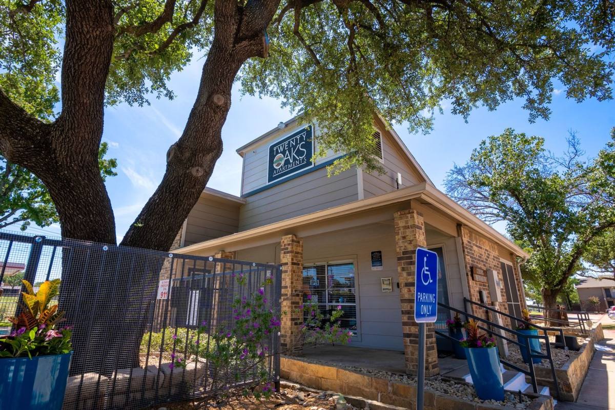 Apartment for rent at 5620 S Cooper St, Arlington, TX 76017