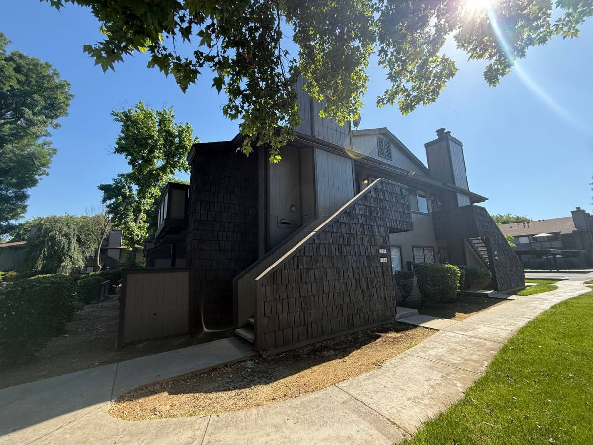 Condo for rent at 1190 S Winery Ave, Fresno, CA 93727