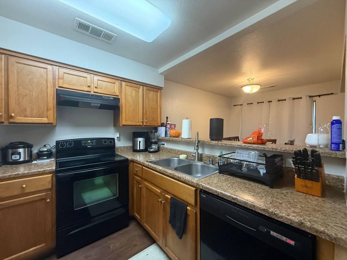 Condo for rent at 1190 S Winery Ave, Fresno, CA 93727