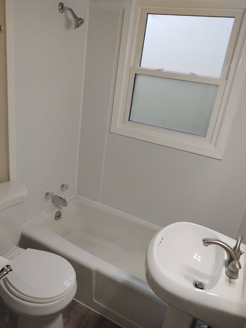 Apartment for rent at 413 S 2nd St, Knoxville, IA 50138