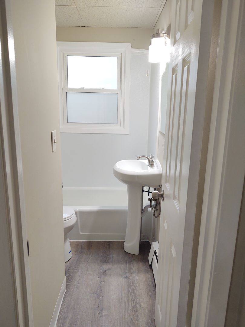 Apartment for rent at 413 S 2nd St, Knoxville, IA 50138