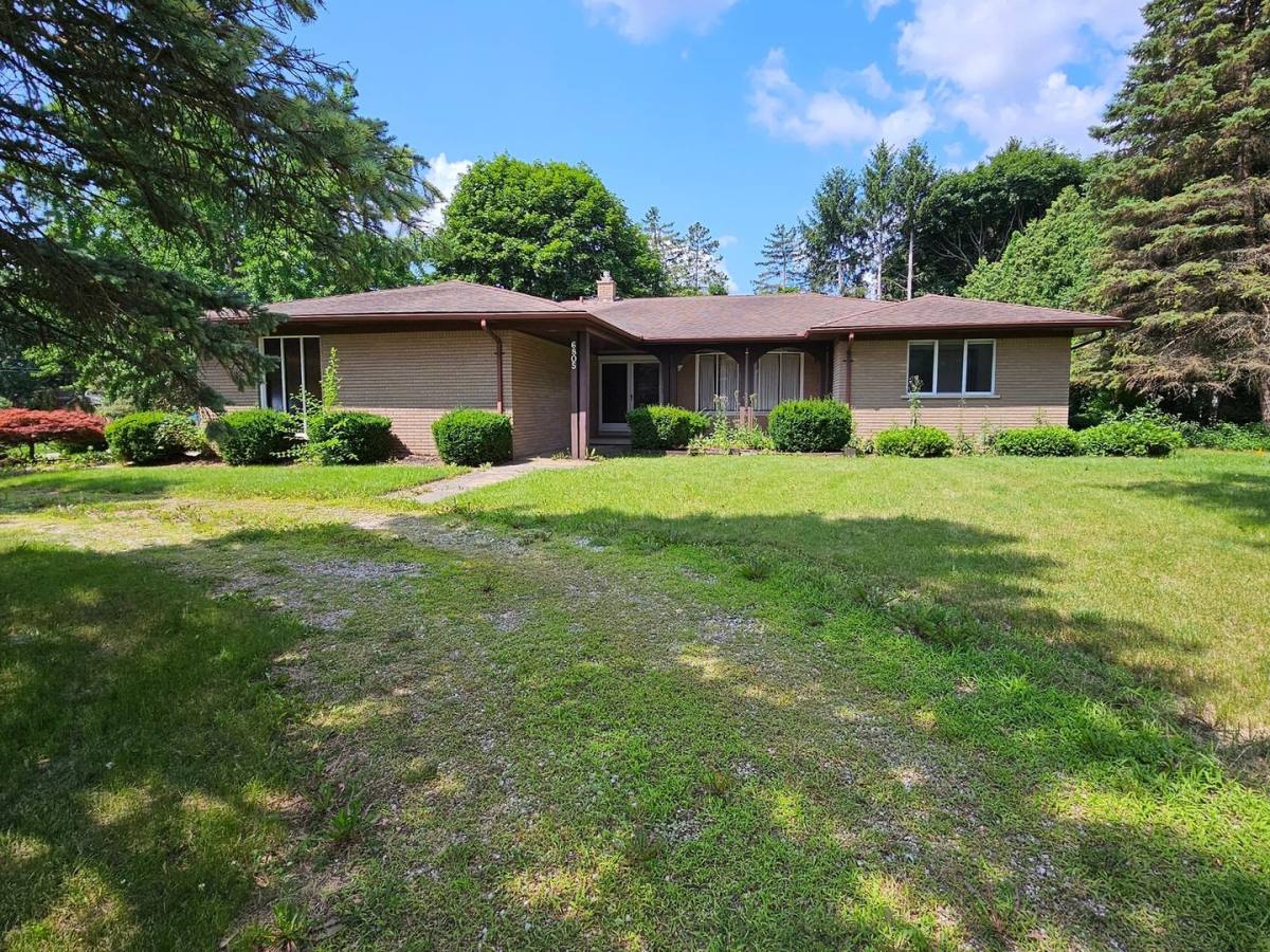 House for rent at 6805 Fredmoor Dr, Troy, MI 48098
