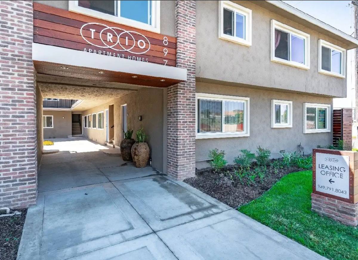 Apartment for rent at 879-897 Center St, Costa Mesa, CA 92627