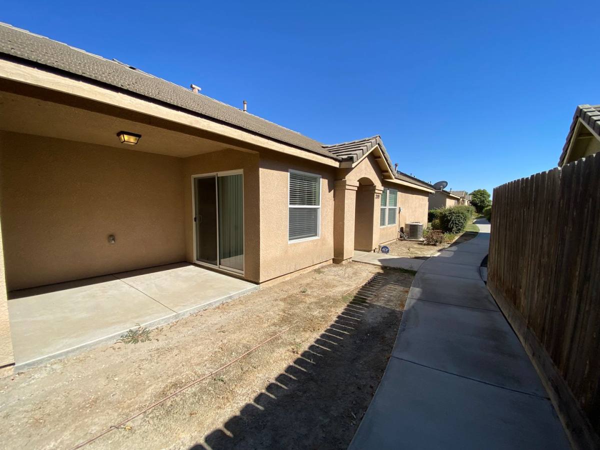 Apartment for rent at 2109 Bella Oaks Dr, Tulare, CA 93274