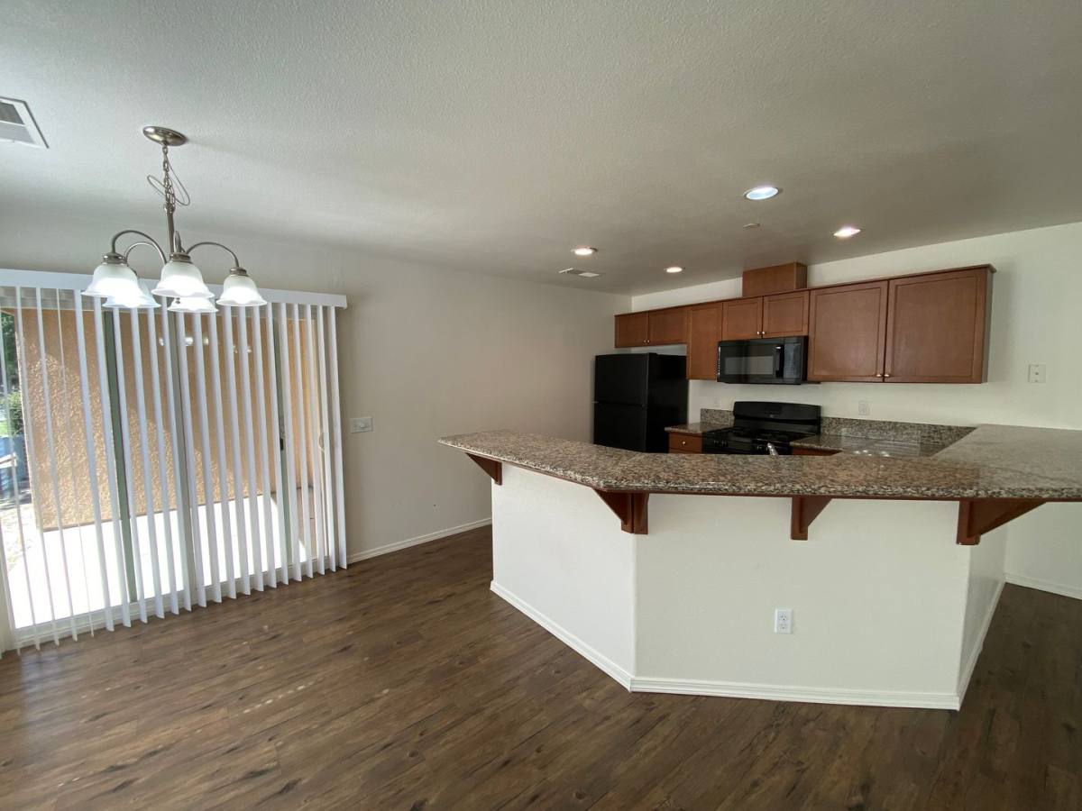 Apartment for rent at 2109 Bella Oaks Dr, Tulare, CA 93274