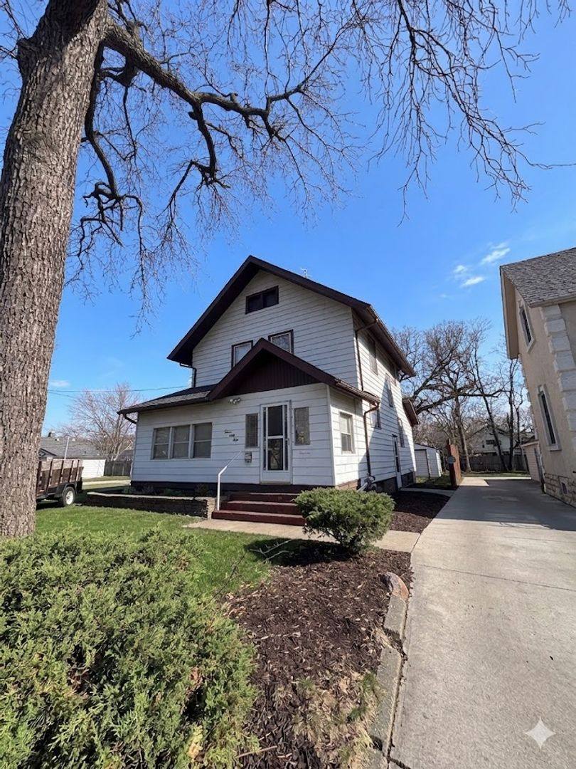 House for rent at 1168 11th St, Des Moines, IA 50314