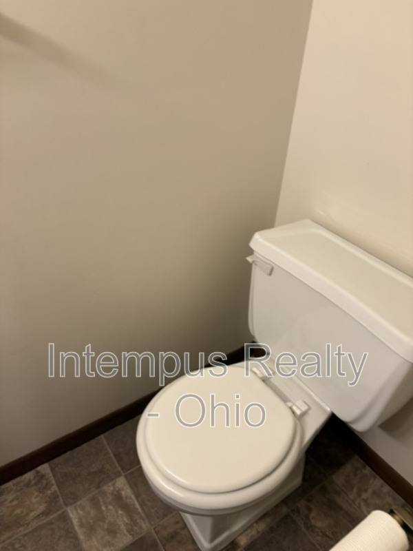 Apartment for rent at 794 Kentwood Dr, Youngstown, OH 44512