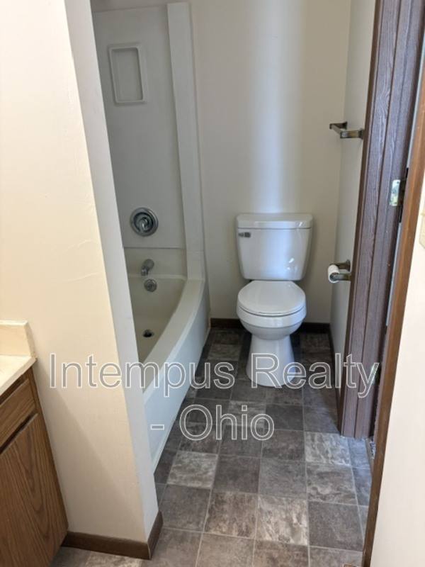 Apartment for rent at 794 Kentwood Dr, Youngstown, OH 44512