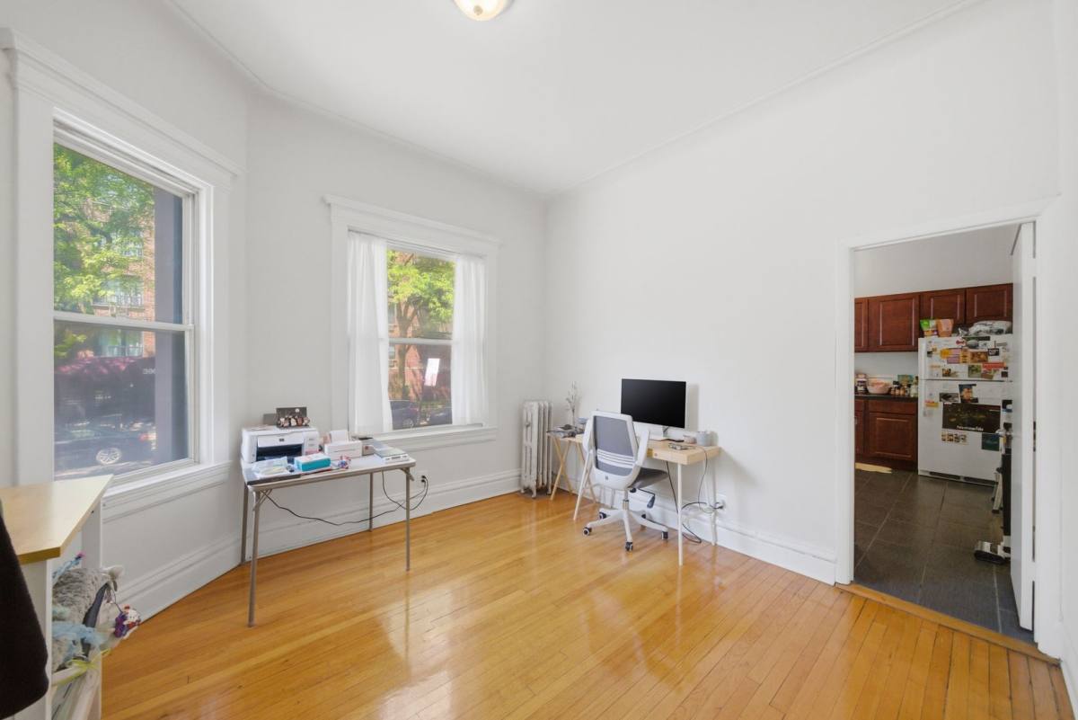 Apartment for rent at 668-72 W Sheridan Rd; 3915-17 N Pine Grove, Chicago, IL 60613
