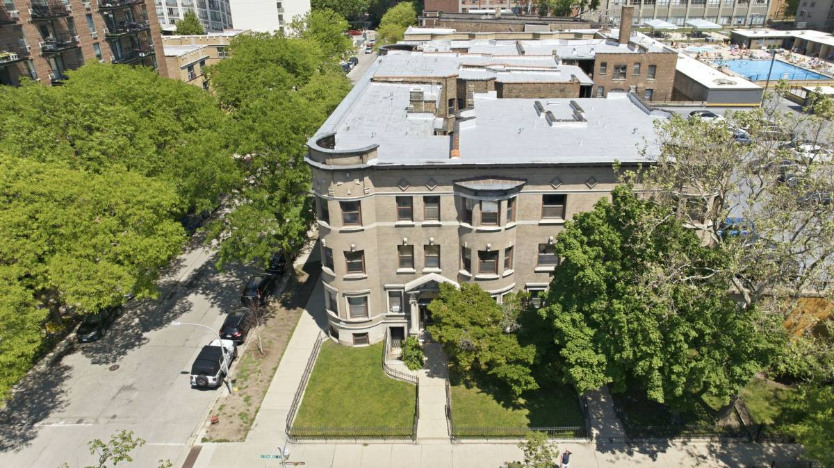 Apartment for rent at 668-72 W Sheridan Rd; 3915-17 N Pine Grove, Chicago, IL 60613