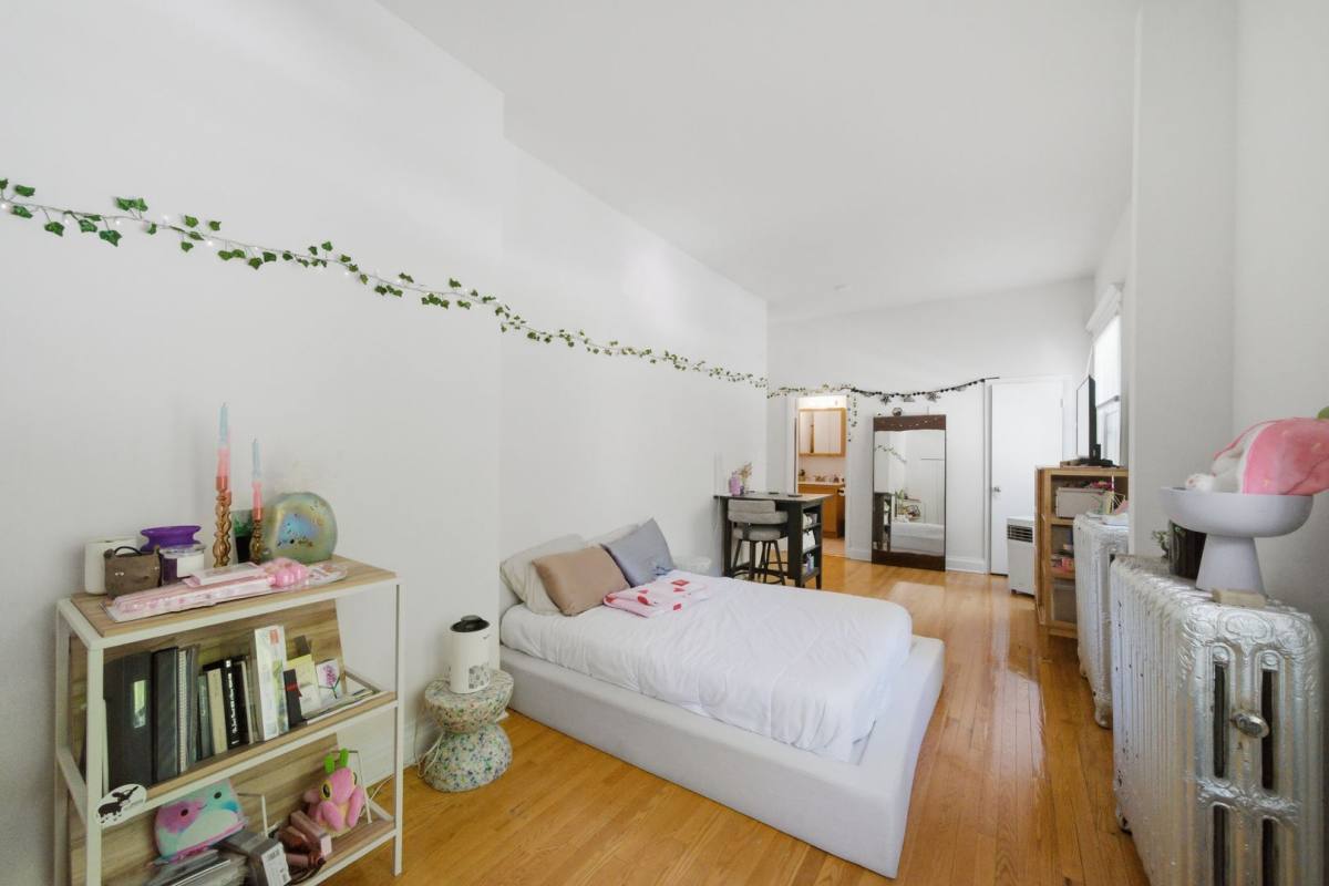 Apartment for rent at 668-72 W Sheridan Rd; 3915-17 N Pine Grove, Chicago, IL 60613