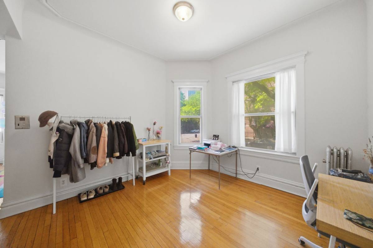 Apartment for rent at 668-72 W Sheridan Rd; 3915-17 N Pine Grove, Chicago, IL 60613