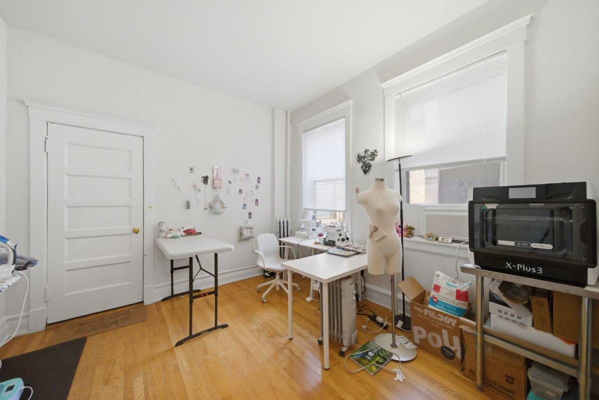 Apartment for rent at 668-72 W Sheridan Rd; 3915-17 N Pine Grove, Chicago, IL 60613