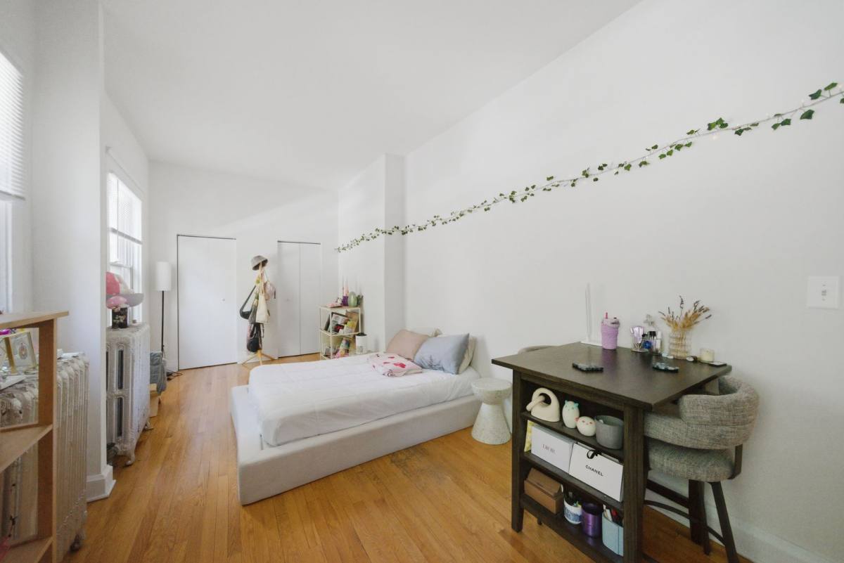 Apartment for rent at 668-72 W Sheridan Rd; 3915-17 N Pine Grove, Chicago, IL 60613
