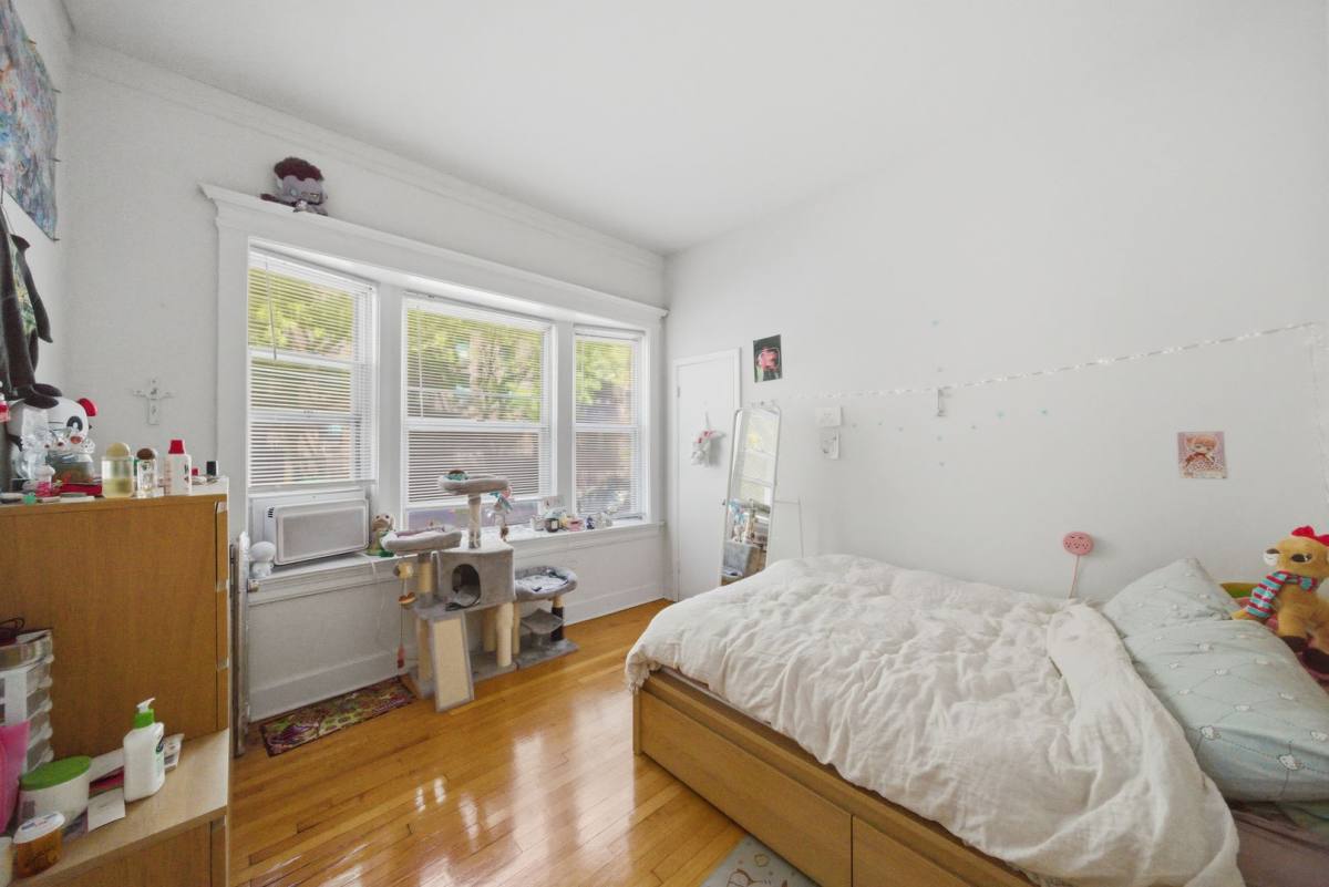 Apartment for rent at 668-72 W Sheridan Rd; 3915-17 N Pine Grove, Chicago, IL 60613