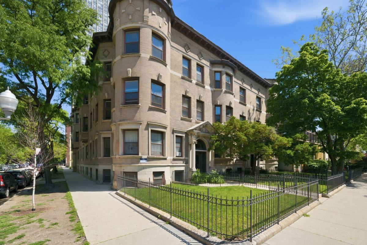 Apartment for rent at 668-72 W Sheridan Rd; 3915-17 N Pine Grove, Chicago, IL 60613