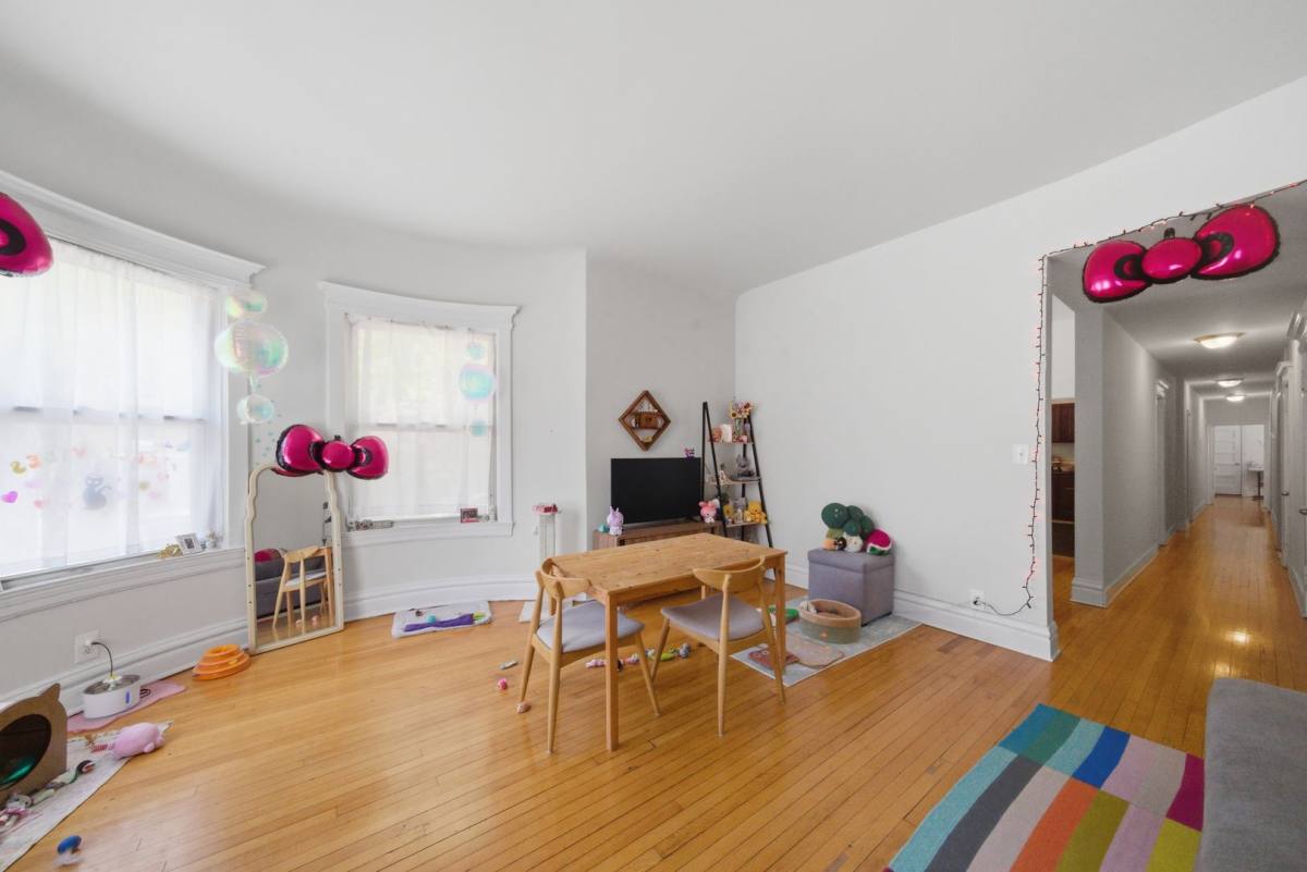 Apartment for rent at 668-72 W Sheridan Rd; 3915-17 N Pine Grove, Chicago, IL 60613