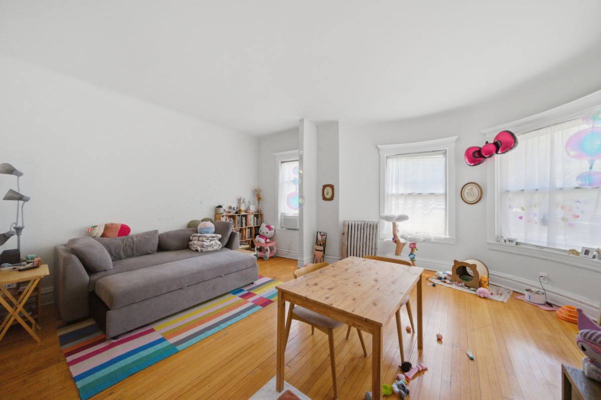 Apartment for rent at 668-72 W Sheridan Rd; 3915-17 N Pine Grove, Chicago, IL 60613