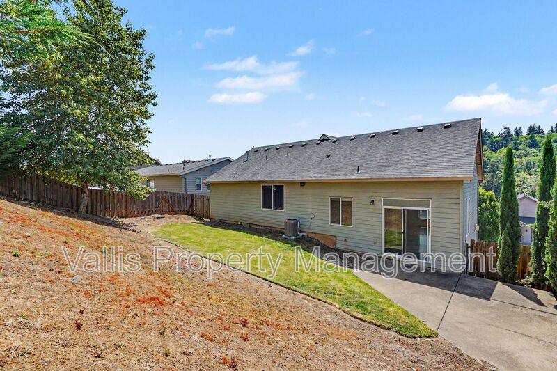 House for rent at 2495 Benjamin Ave NW, Salem, OR 97304