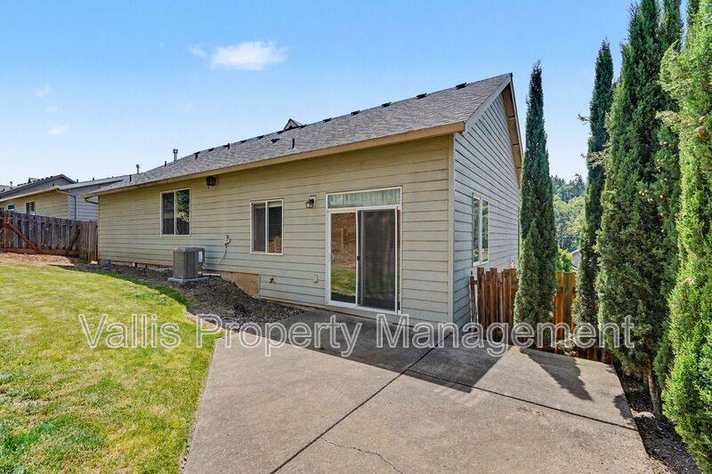 House for rent at 2495 Benjamin Ave NW, Salem, OR 97304