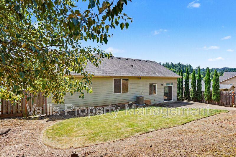 House for rent at 2495 Benjamin Ave NW, Salem, OR 97304