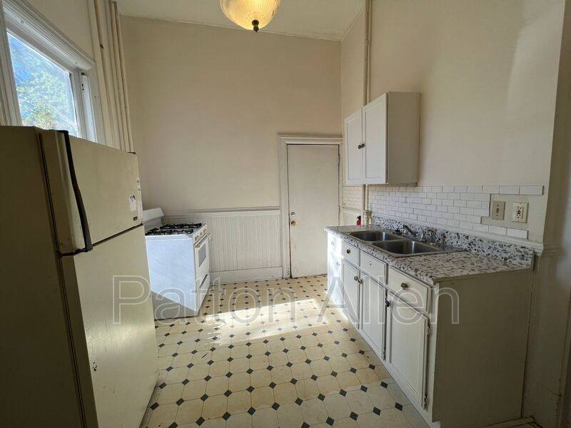 Apartment for rent at 33 Starnes Ave #4, Asheville, NC 28801