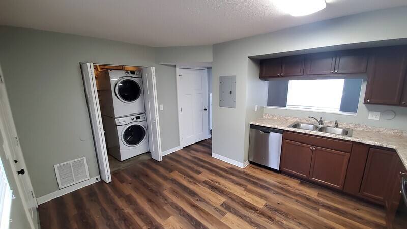 Townhouse for rent at 454 N 18th Ave, Hiawatha, IA 52233