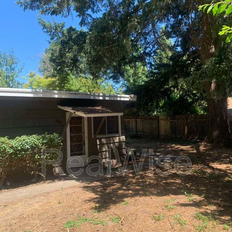 House for rent at 940 SE N St, Grants Pass, OR 97526