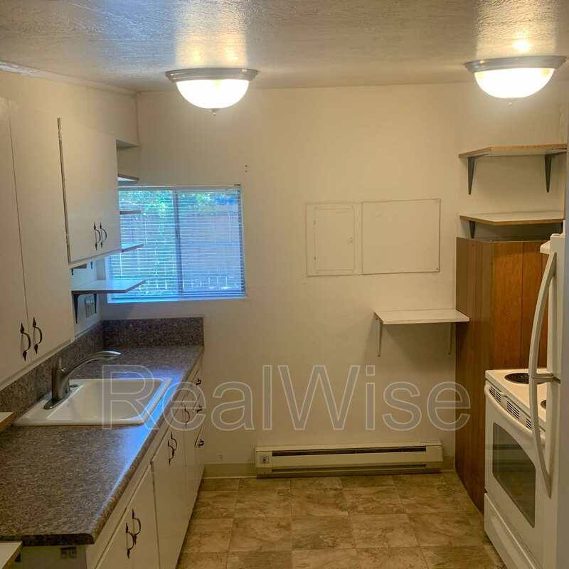 House for rent at 940 SE N St, Grants Pass, OR 97526