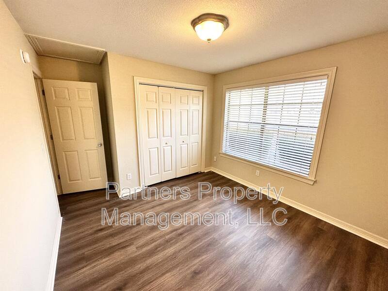 Apartment for rent at 1112 W Hendrix St, Fayetteville, AR 72703