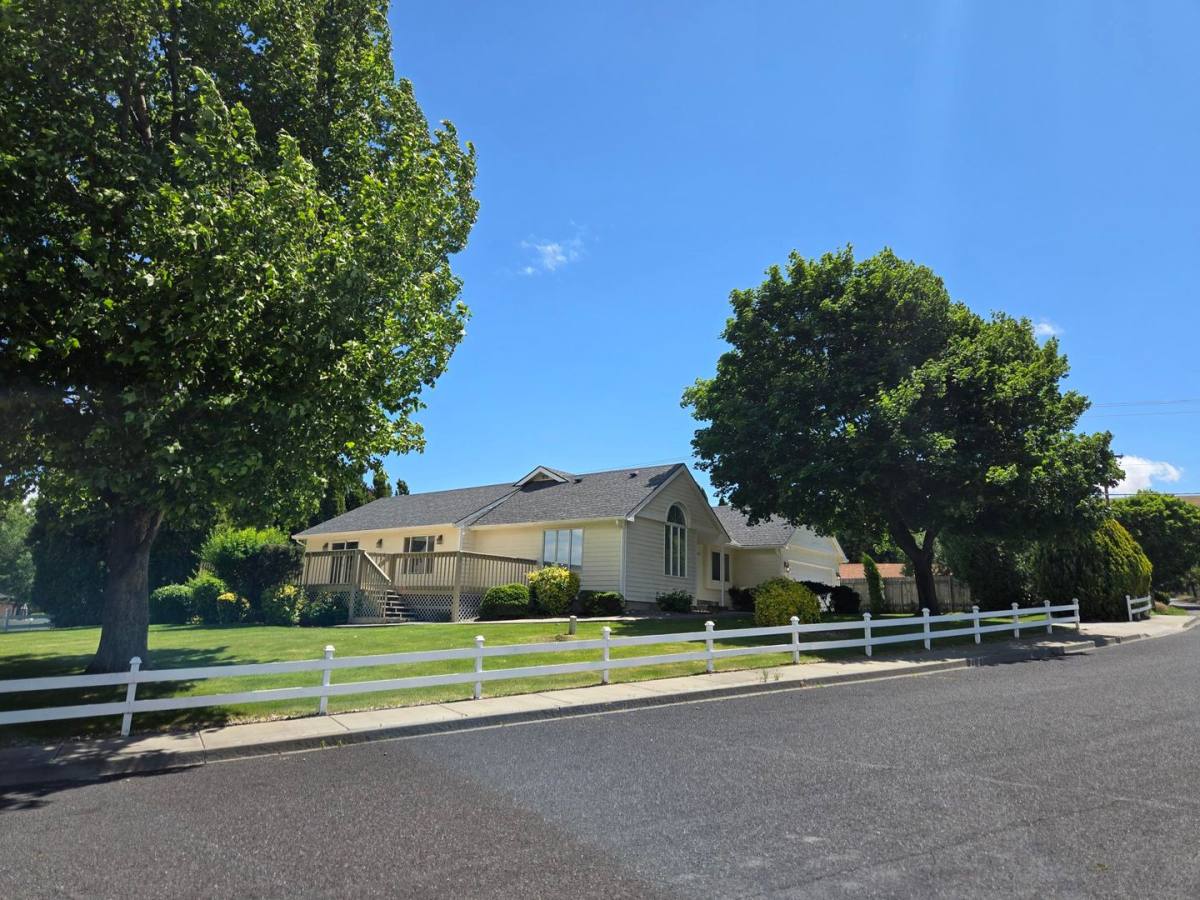 House for rent at 4423 S Sharron Court, Kennewick, WA 99337